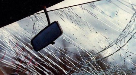 Сильный ветер в Гарадагском районе Баку опрокинул автомобиль