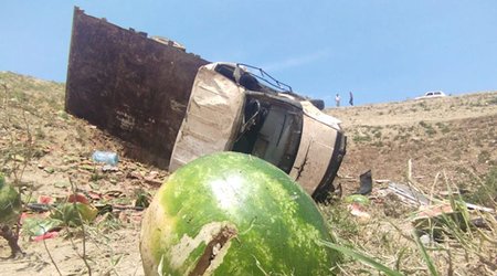 Грузовик с арбузами опрокинулся в овраг: есть пострадавший