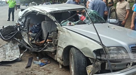 На дороге Баку-Сумгайыт автомобиль врезался в дерево