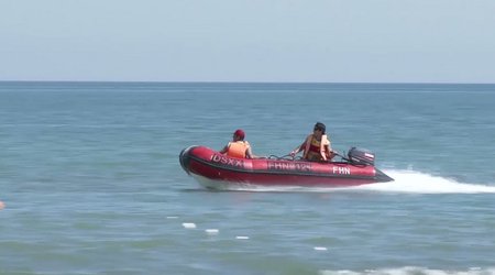 Сотрудники МЧС спасли мужчину, которого унесло на катере в открытое море