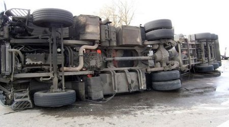 В Баку столкнулись два грузовика, есть пострадавший