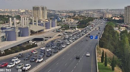 В Баку на нескольких дорогах образовались заторы