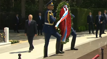 Putin Fəxri Xiyabanı və Şəhidlər Xiyabanını ziyarət edib - Video