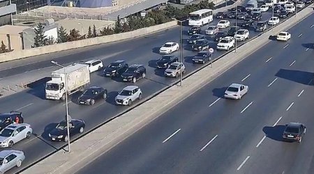 На некоторых улицах Баку затруднено движение транспорта