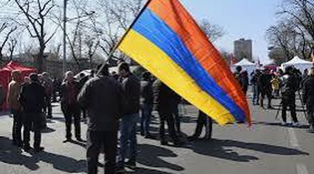 İrəvanda yerləşən Belarus səfirliyi yumurta və pomidor hücumuna məruz qalıb