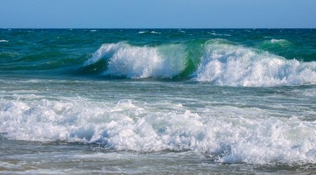 МЧС призывает граждан не купаться в море при сильном ветре