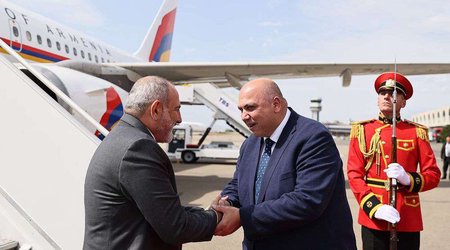 Paşinyan Gürcüstanda rəsmi səfərdədir