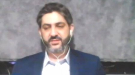 Jurnalist canlı yayım zamanı yaralanıb