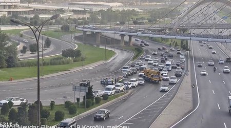 В Баку на одной из развязок ограничено движение из-за пролившегося на дорогу битума