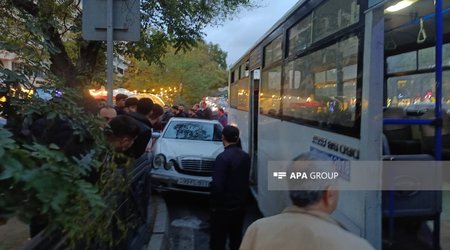 В Баку автобус столкнулся с автомобилем