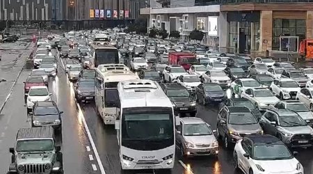 В Баку на ряде улиц и проспектов наблюдаются пробки