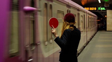 Стала известна причина задержки поезда на станции метро "28 Мая"