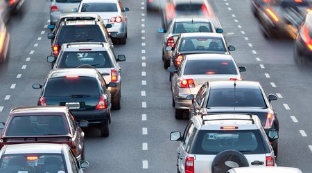 На ряде бакинских улиц и проспектов затруднено движение транспорта