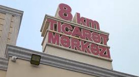 Cнос торговых прилавков возле бакинского рынка