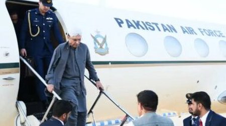 Pakistan prezidenti təyyarədən enərkən ayağını sındırıb