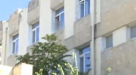 Ученики столичной школы пытались выбросить одноклассника из окна?