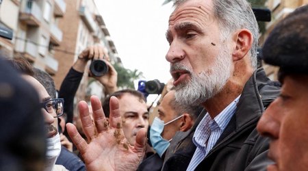 İspaniya kralının üzərinə palçıq atıblar - Video