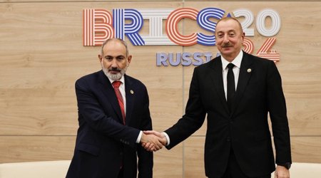 Paşinyan və Əliyev Kazanda keçirilən BRİKS sammitində kənarda danışıblar