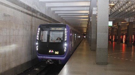 На станции "28 мая" пассажиры метро эвакуированы из-за неисправности поезда