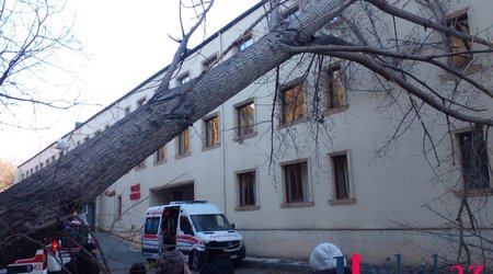 Сильный ветер повредил здание центральной больницы в Мингячевире