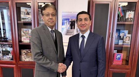 Hikmət Hacıyev Pakistan səfirini qəbul edib