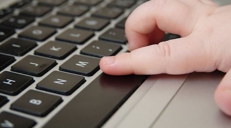 Daha bir ölkə uşaqlara sosial şəbəkələri qadağan etməyə hazırlaşır