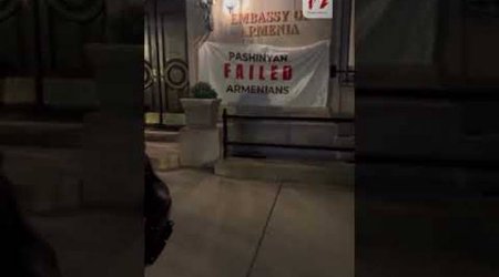 Səfirlik binasına "Paşinyan Ermənistanı devirdi" plakatı asılıb