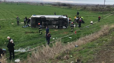 В Турции в ДТП с микроавтобусом погибли двое, 26 человек пострадали
