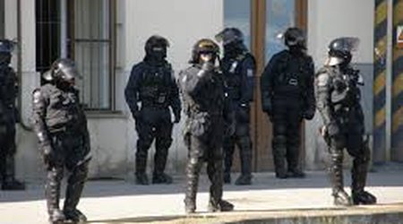 Подросток зарезал двух женщин в торговом центре в Чехии