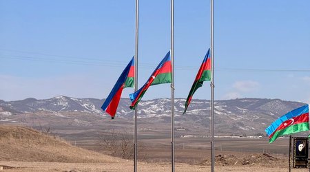 В Ханкенди, Ходжалы и Агдере наполовину приспущены флаги