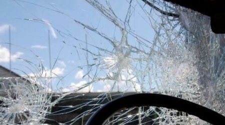 В Сабирабаде автомобиль упал в канал, пострадали пять человек