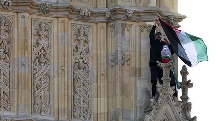 Londonda nümayişçi Fələstin bayrağı ilə “Big Ben”ə dırmaşıb