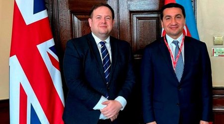 Hikmət Hacıyev Britaniyanın rəsmi şəxsləri ilə görüşüb