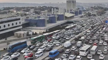 На ряде улиц и проспектов Баку наблюдаются заторы