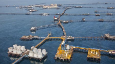 На «Нефтяных Камнях» кран упал в море