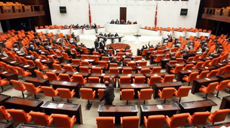 Турецкая оппозиция протестует в парламенте