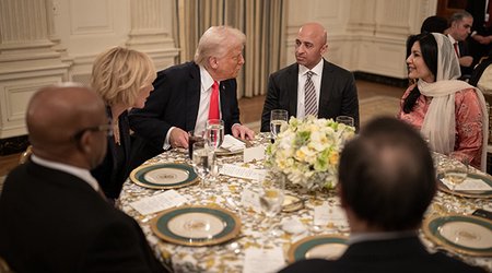 Tramp Ağ Evdə iftar verib