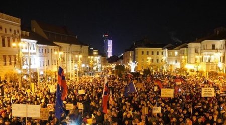 Slovakiyada minlərlə insan hökumətin istefasını tələb edir