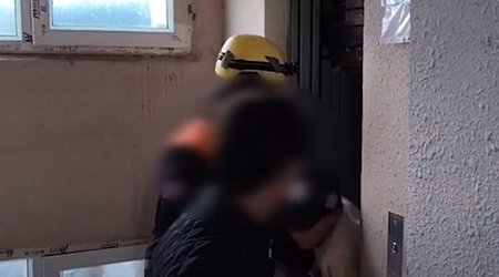 В Баку спасатели вызволили из лифта двух граждан