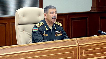 Müdafiə naziri xidməti müşavirə keçirib