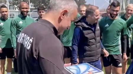 Футболисты подарили Гурбану Гурбанову новый планшет