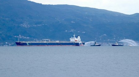 В Мраморном море близ Стамбула загорелся танкер