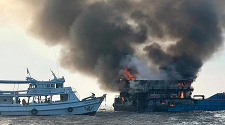 В Таиланде с горящего туристического теплохода спасли 26 человек