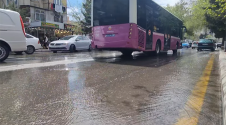Возле одной из станций бакинского метро затопило улицу