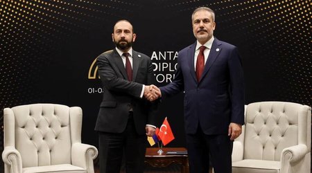 Главы МИД Турции и Армении ведут переговоры в Анталье