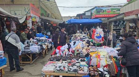 Bakıda bu bazarın ətrafında küçə ticarəti yığışdırılıb