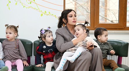 Mehriban Əliyeva və Leyla Əliyeva körpələr evində olublar