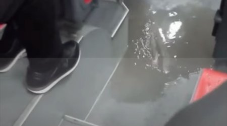 Bakıda sərnişin avtobusunu su basıb- VİDEO