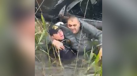 Polis suya düşən sürücünü son anda xilas edib - Video