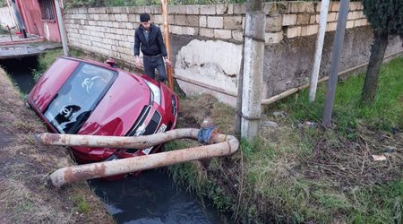 Lənkəranda avtomobil kanala aşıb, xəsarət alan var